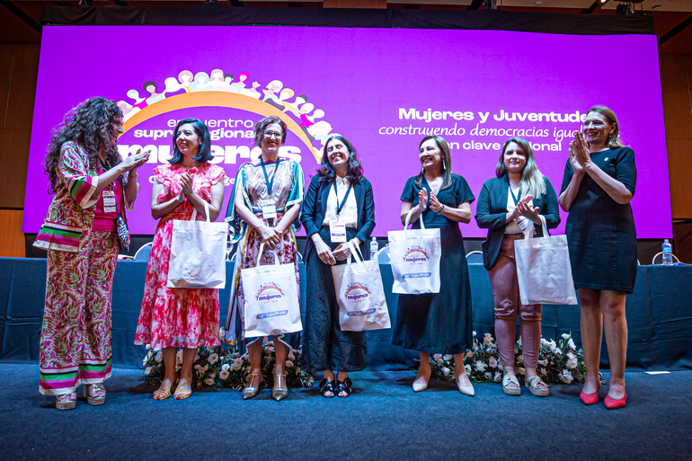 Euskadi presenta su experiencia de trabajo por la igualdad en el encuentro Suprarregional de Mujeres en Córdoba (Argentina)