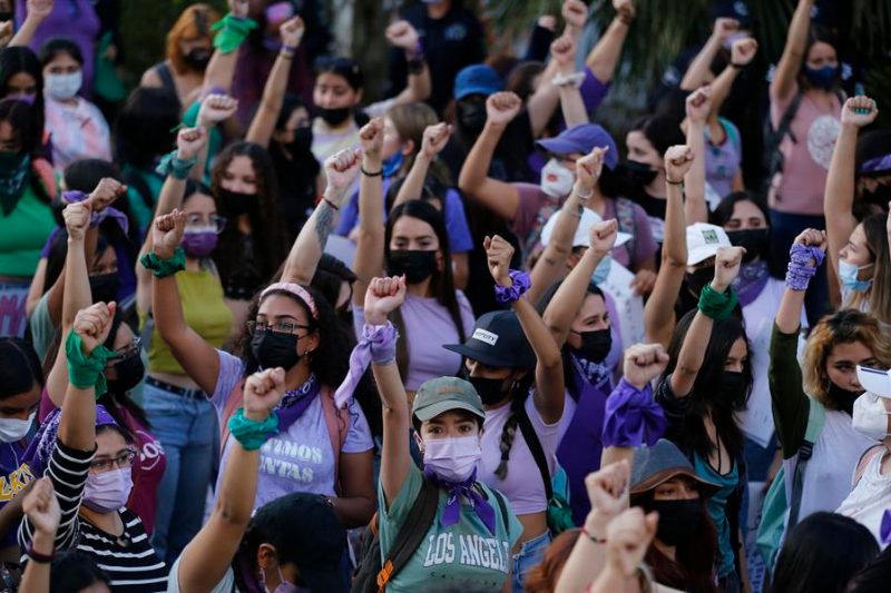 El Salvadorreko Kongresuak bertan behera utzi du feminizidio delituen preskripzioa