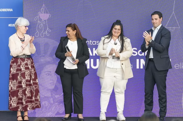 El Lehendakari entrega el premio Emakunde a dos asociaciones que impulsan al empoderamiento de las mujeres musulmanas y gitanas