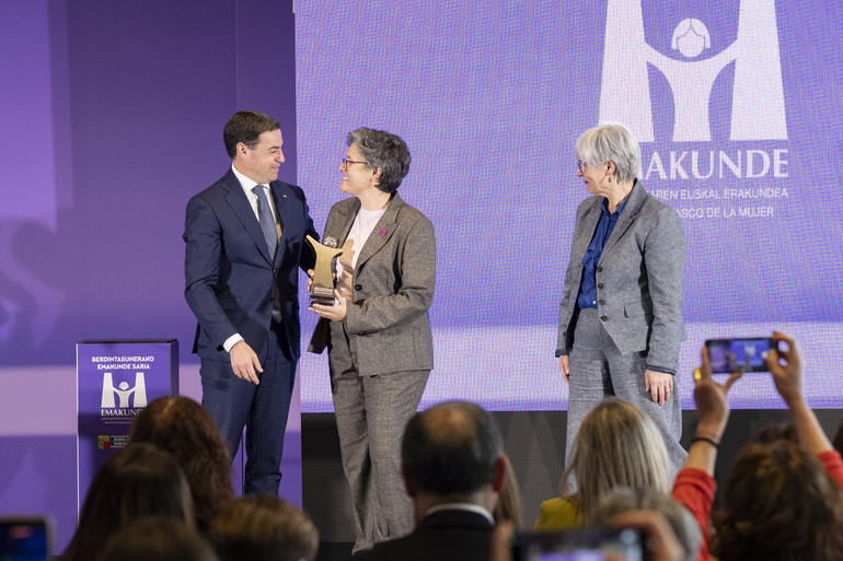Mentxu Ramilo Araujo recibe el Premio Emakunde de manos del Lehendakari por su aportación a la visibilización de las mujeres en el ámbito digital