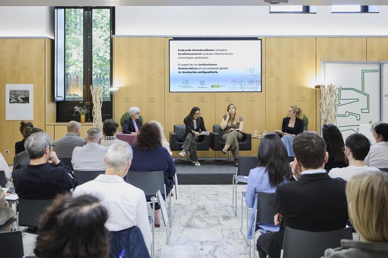 El Parlamento Vasco acoge la jornada “El papel de las instituciones democráticas en un contexto global de involución antiigualitaria”